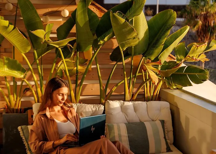 Serenity Ocean View 1br With Terrace, Pool & Walk To Beaches Appartement