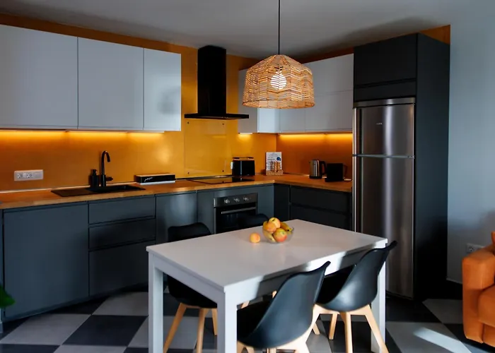 Serenity Ocean View 1br With Terrace, Pool & Walk To Beaches Appartement