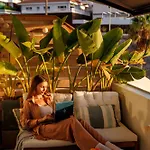 Serenity Ocean View 1br With Terrace, Pool & Walk To Beaches شقة